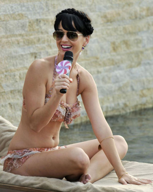 Katy Perry in Infinity Pool at Marina Bay Sands SkyPark 