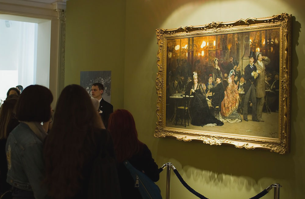 Participants inspect a painting called 'A Parisian Cafe' by artist Ilya Repin during the Fine Art Auction House Christie's Moscow exhibition, April 1, 2011.