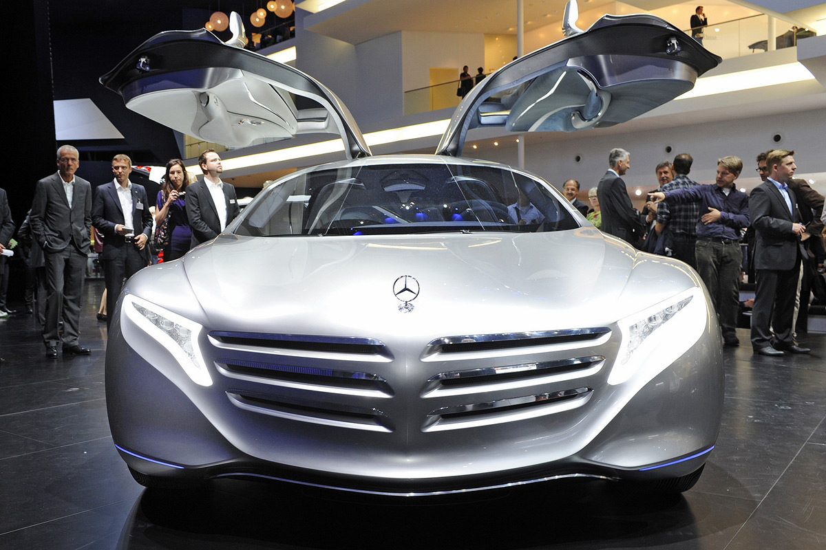 http://www.extravaganzi.com/wp-content/uploads/2011/09/Mercedes-Benz-F125-Concept-at-Frankfurt-Motor-Show-3.jpg