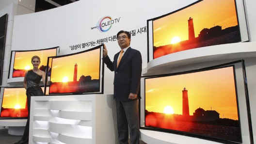 Samsung unveils 55-inch curved OLED HDTV in Seoul, Korea