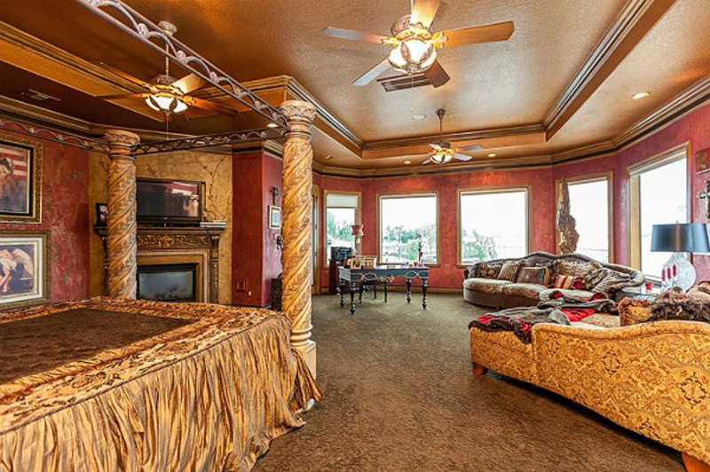 Houston Home with Louis Vuitton Bedroom for Fashion Addicts - eXtravaganzi
