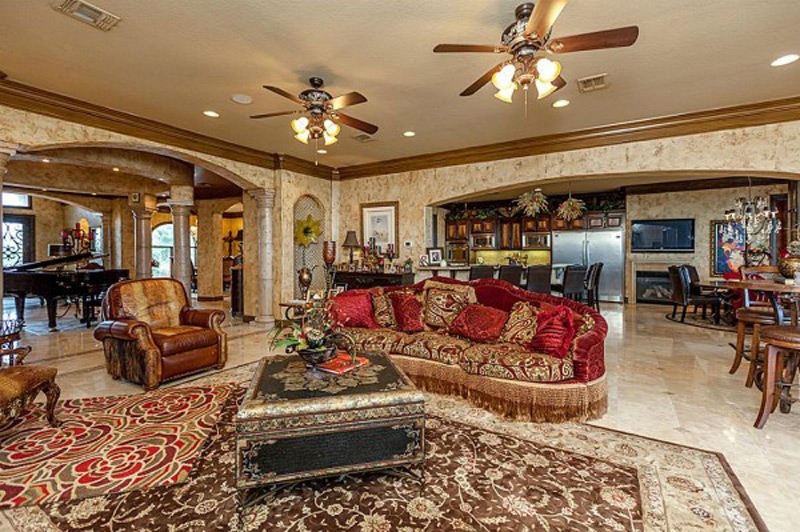 Houston Home with Louis Vuitton Bedroom for Fashion Addicts - eXtravaganzi