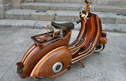 Vespa, which is the work of a carpenter Carlos Alberto looks really awesome