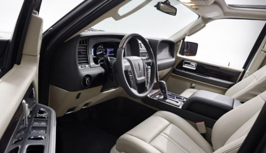 2015 Lincoln Navigator sports a new twin-turbocharged engine