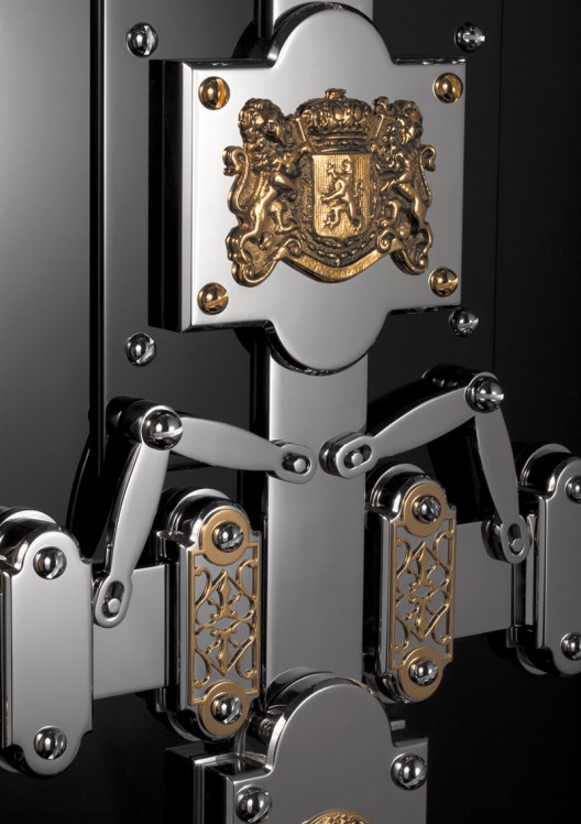 Döttling Completes Restoration on a Luxurious 19th Century Jewelry Safe