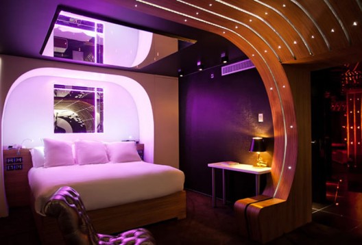 Parisian Hotel Offers Luxurious James Bond Themed Suite