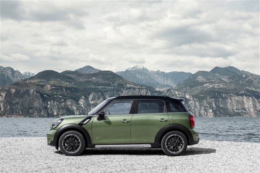 Mini has given its second-best selling vehicle a facelift and figured New York would be the perfect place to show it off, as the automaker pulled the wraps off the 2015 Mini Countryman at the 2014 New York International Auto Show