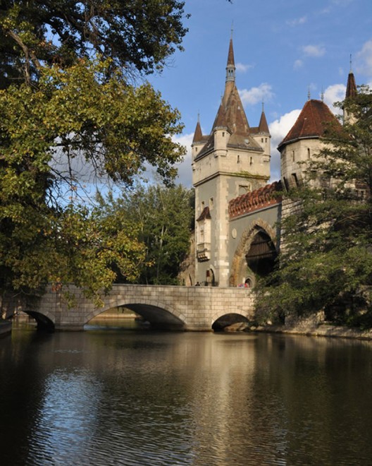 Calling all vampire lovers! The Four Seasons Hotel Gresham Palace creates Twilight in Budapest experience