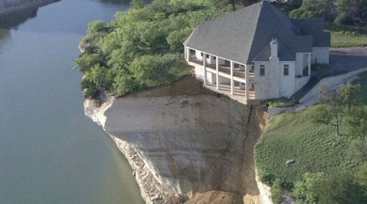 $700,000 Villa Hanging on the Cliff