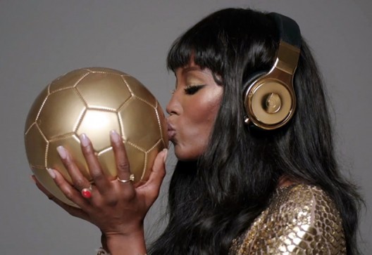 Dr. Dre and Naomi Campbell congratulate the German football team with special edition 24 carat headphones