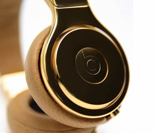 Dr. Dre and Naomi Campbell congratulate the German football team with special edition 24 carat headphones