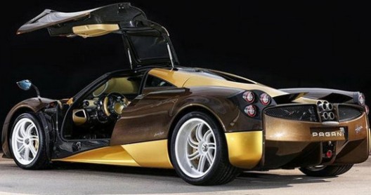 Pagani has prepared another special copy of its Huayra supercar, and this unique car in the pictures is ordered by Bingo Sports from Japan