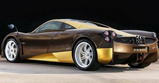 Pagani has prepared another special copy of its Huayra supercar, and this unique car in the pictures is ordered by Bingo Sports from Japan
