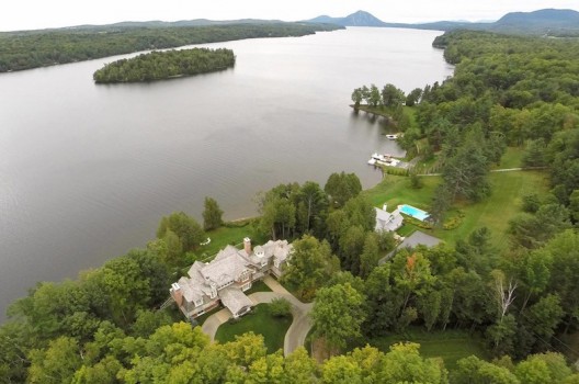 Fabolous Quebec Lakefront Home on Sale