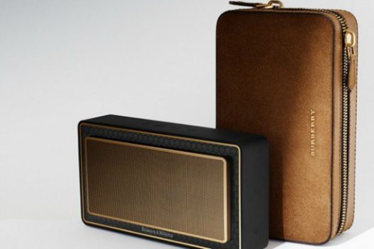 Burberry Bowers & Wilkins T7 Gold Edition Bluetooth Speaker
