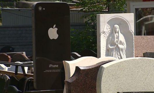 To Laugh Or Cry? Tombstone In The Form Of iPhone 4 Became Hit In Russia